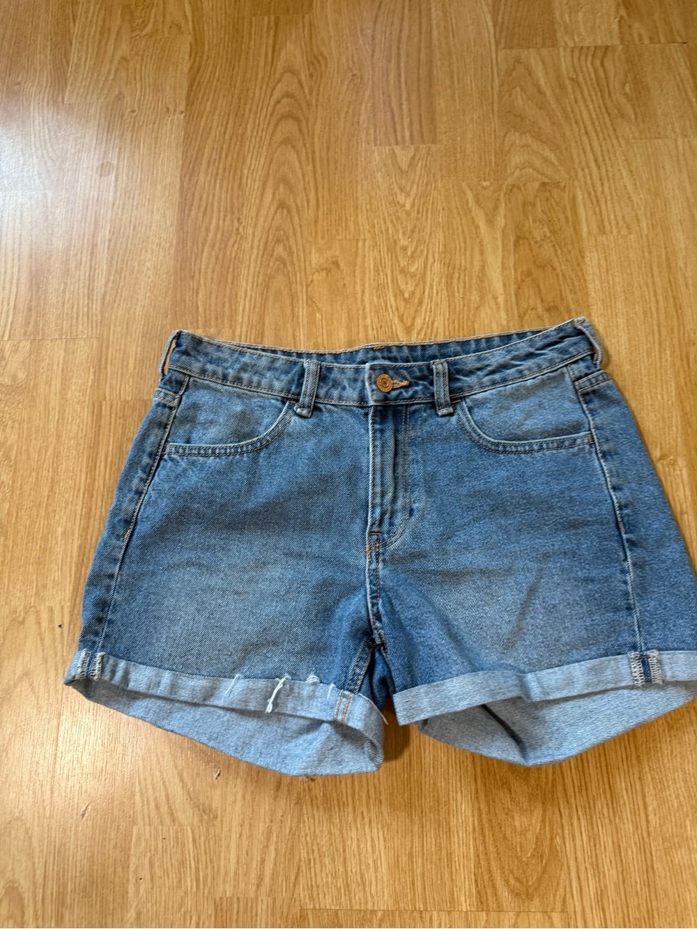 H & M Classic High-Rise Blue Denim Women's Shorts - Size 6